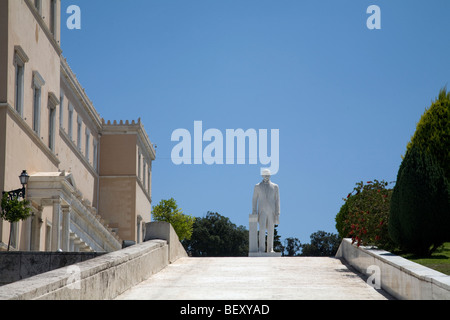 Statua di Charilaos Trikoupis Vouli edificio del Parlamento Piazza Syntagma ad Atene in Grecia Foto Stock