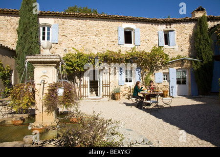 Bella casa francese e il giardino nei pressi di Gordes in Provenza. Francia Foto Stock