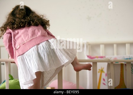 Ragazzina salta dentro il letto Foto Stock