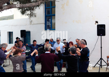 Grecia CICLADI sikinos balli durante le festività pasquali Foto Stock