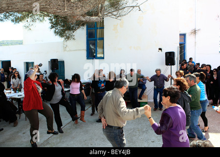 Grecia CICLADI sikinos balli durante le festività pasquali Foto Stock