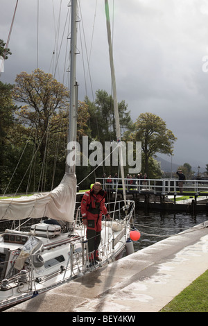 Imbarcazione attraccata a Nettuno su scala il Caledonian Canal Highland Regione Scozia Scotland Foto Stock