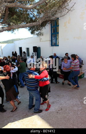 Grecia CICLADI sikinos balli durante le festività pasquali Foto Stock