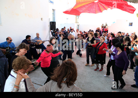 Grecia CICLADI sikinos balli durante le festività pasquali Foto Stock