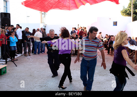 Grecia CICLADI sikinos balli durante le festività pasquali Foto Stock