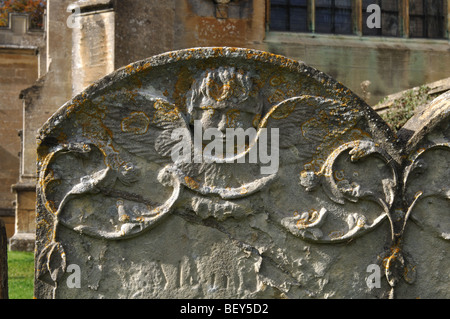 Lapide con un cherubino su nella Basilica di Santa Maria Vergine sagrato, Fairford, Gloucestershire, England, Regno Unito Foto Stock