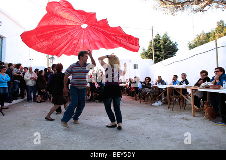 Grecia CICLADI sikinos balli durante le festività pasquali Foto Stock