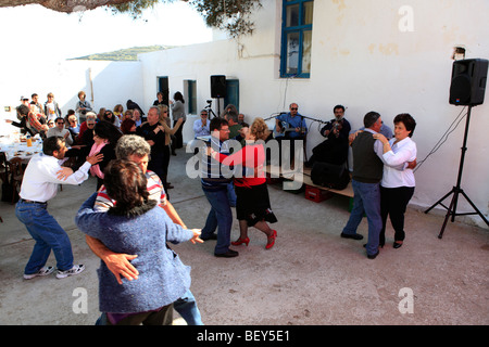 Grecia CICLADI sikinos balli durante le festività pasquali Foto Stock