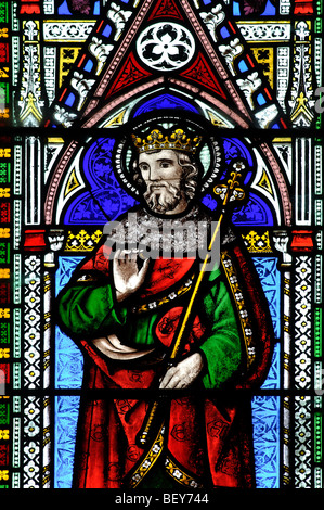 Edoardo il confessore in vetro colorato, la chiesa di Santa Maria, Kempsford, Gloucestershire, England, Regno Unito Foto Stock