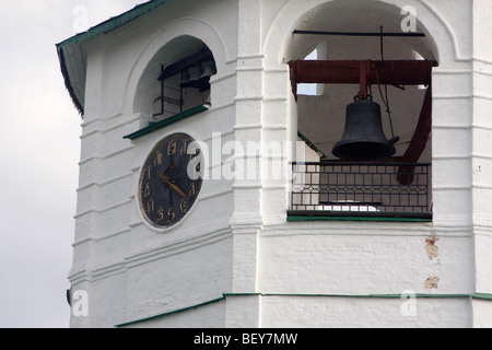 Antico orologio sulla torre campanaria a Suzdal Mostra tempo come era in tempi antichi Foto Stock