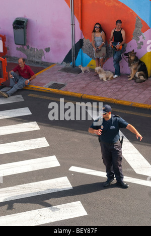 Uomo di polizia regolando il flusso di traffico proveniente dall'Armas traghetto nel porto di Santa Cruz de Tenerife Foto Stock