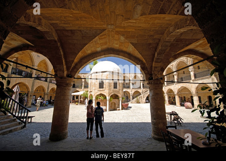 Cipro del Nord. Una vista del Buyuk Han ("Big' o 'Grande Inn'), un tradizionale restaurata caravansaray ottomano a Nicosia. 2008. Foto Stock