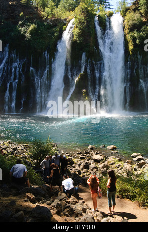 Visitatori del McArthur Burney Falls Memorial state Park, California. Foto Stock