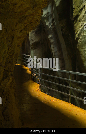 Luce del sole di overhead che cade su un marciapiede interno aareschlucht gorge, Svizzera Foto Stock