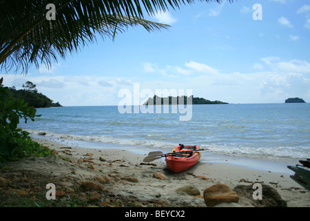 Kayak su una spiaggia di Koh Chang, Thailandia. Foto Stock