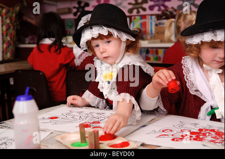 Giovani allievi vestito in gallese costumi nazionali per la Giornata internazionale a Ysgol Gymraeg Aberystwyth welsh medie scuola primaria. Foto Stock