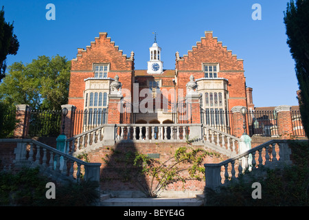 Harrow sulla collina Harrow School dettaglio della vecchia scuola & i passi dal Druries boarding House con cielo blu e nuvole Foto Stock