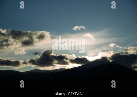 Retroilluminato drammatico nuvole sopra la montagna rocciosa picchi in prossimità Salida, Colorado, STATI UNITI D'AMERICA Foto Stock