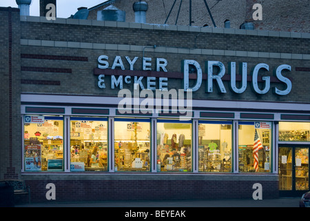 Città piccola strada principale quartiere farmacia al crepuscolo. Denver Colorado CO US STATI UNITI D'AMERICA. Bella calda luce interno; fuori è freddo Foto Stock