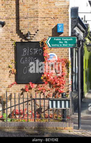 Harrow sulla collina , Harrow School , autunno o caduta di oro e foglie rosse e su strada e sentiero segni & Bistro Francais scheda giardino Foto Stock