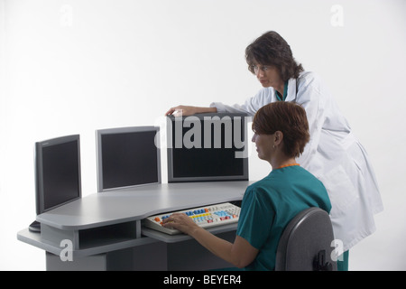 I tecnici dei computer in camici da laboratorio, Silouette Foto Stock