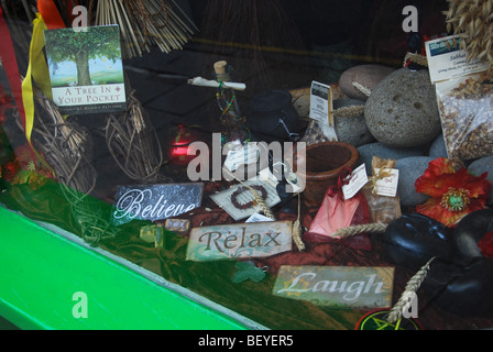 Negozio esoterico visualizzazione finestra di Glastonbury High Street Somerset Inghilterra Foto Stock