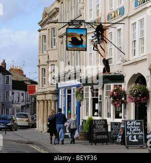 Halloween e un ragno gigante scende lungo la parete esterna del Black Swan pub in Devizes Wiltshire Foto Stock