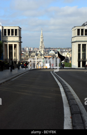 Vista del Municipio guglia in Grand Place Bruxelles dal Royal Square Foto Stock