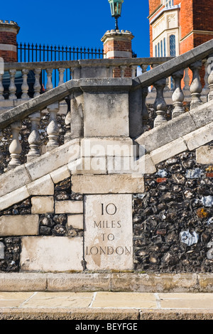 Pietra miliare - 10 miglia a Londra - Inizio della lunga Ducker eseguire annuale nel mese di novembre sulla strada storicamente mantenuto dalla scuola Foto Stock