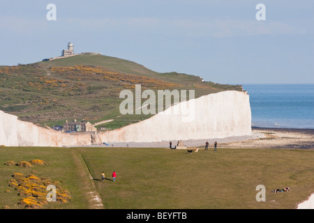 Walkers sul South Downs vicino a sette sorelle, East Sussex. Foto Stock