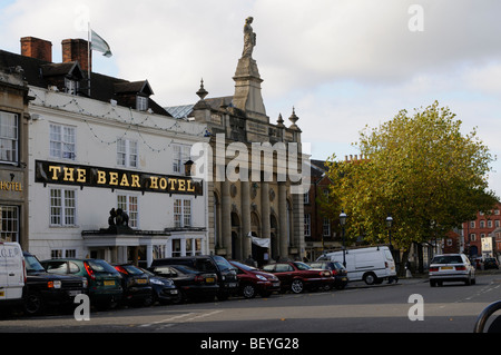 The Bear Hotel e Corn Exchange su piazza del mercato Devizes Wiltshire, Inghilterra REGNO UNITO Foto Stock