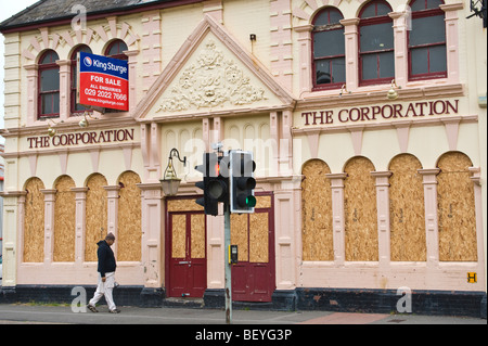 La Corporation pub datata 1898 chiuso e sono saliti fino in città di Newport South Wales UK Foto Stock