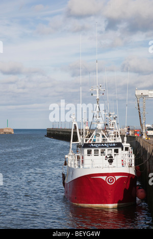 Camminare, Northumberland, England, Regno Unito, Europa. Barca da pesca nel dock sul fiume Croquet estuario sulla costa nord est Foto Stock