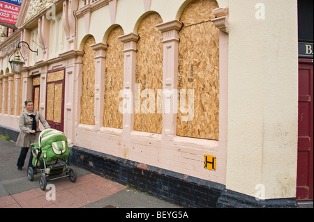 La Corporation pub datata 1898 chiuso e sono saliti fino in città di Newport South Wales UK Foto Stock