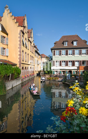 Gita in barca sul canale PETITE VENISE COLMAR ALSAZIA con i visitatori che esplorano il canale nella "Petite Venise" in un perfetto giorno di fine estate, Colmar Alsazia Francia Foto Stock