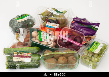 Selezione di frutta e verdura in confezionata ad uso singolo imballaggio di plastica da un supermercato. Inghilterra Regno Unito Gran Bretagna Foto Stock