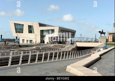 Storia dei Beatles e Ferry Terminal Pier Head Liverpool Merseyside England Regno Unito Foto Stock