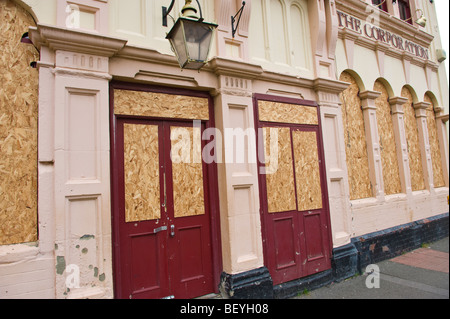 La Corporation pub datata 1898 chiuso e sono saliti fino in città di Newport South Wales UK Foto Stock