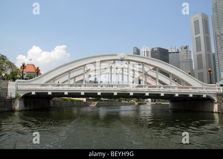 Elgin ponte sopra il fiume Singapore con alle spalle la città di Singapore Foto Stock