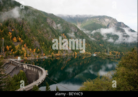 Diablo Dam in autunno. Alte cime circondano Ross Lake in tutte le direzioni. Fiumi e torrenti il flusso nella diga dai ghiacciai. Foto Stock