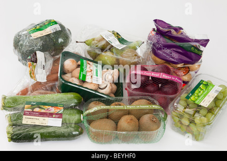 La Gran Bretagna, il Regno Unito, l'Europa. Selezione di frutta e verdura confezionati in imballaggi di plastica Foto Stock