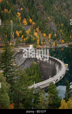 Diablo Dam in autunno. Alte cime circondano Ross Lake in tutte le direzioni. Fiumi e torrenti il flusso nella diga dai ghiacciai. Foto Stock