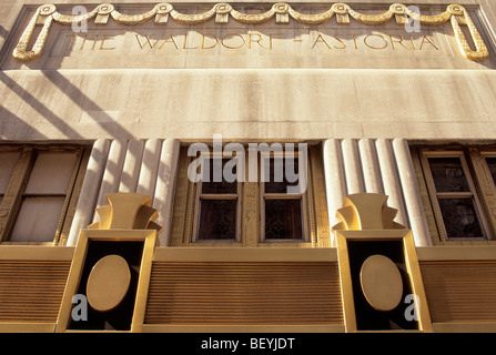 Waldorf Astoria Hotel, New York City, Park Avenue nel centro di Manhattan. Dettaglio da vicino, primo piano, di cartello Art Deco facciata all'esterno dell'edificio. Foto Stock