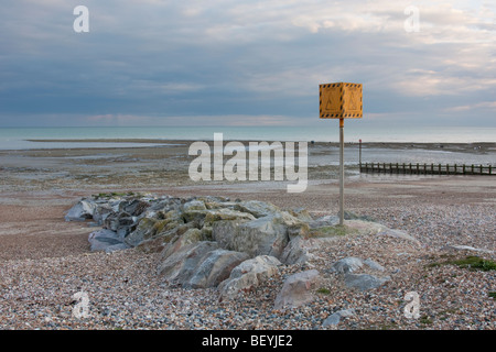 Segnale di avvertimento sulla roccia groyne in Littlehampton, West Sussex. Foto Stock