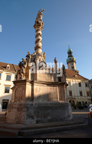 La Santa Trinità statua, il primo barocco colonnina ritorto in Europa centrale. 1695-1701 - Fo Square - Sopron, Ungheria Foto Stock