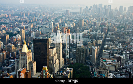 Una vista di "Lower Manhattan' e il 'Flatiron Building' dal 'Empire State Building" in "New York City", "New York". Foto Stock