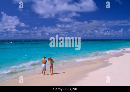 Coppia giovane sulla spiaggia di South Shore Park sull'isola delle Bermuda Foto Stock