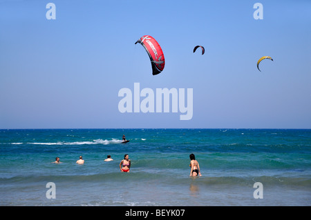Nuoto durante la visione di un kite-surf a Prasonisi, l' isola di Rodi, Grecia Foto Stock