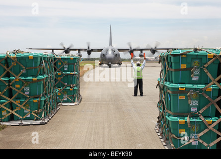 Royal Australian Air Force consegnare post-terremoto aiuti in forma di Shelterboxes a Padang, a ovest di Sumatra, Indonesia. Foto Stock