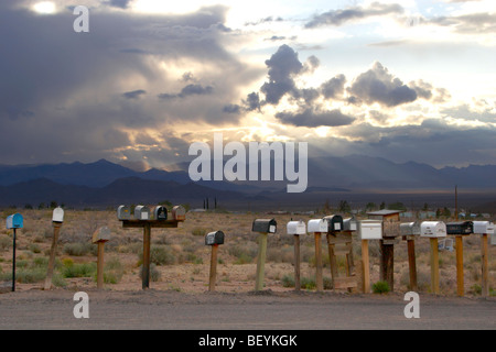 Linea di cassette postali la strada accanto alla posizione originale di allineamento di Route 66 in pesca molle, Arizona. Foto Stock